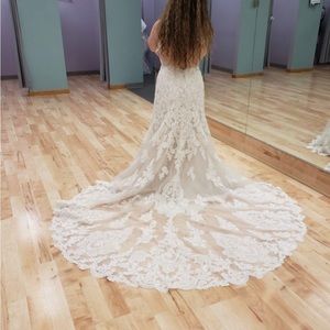 Never worn. No alterations. Size 10. One clasp at back of neck is broke. New.